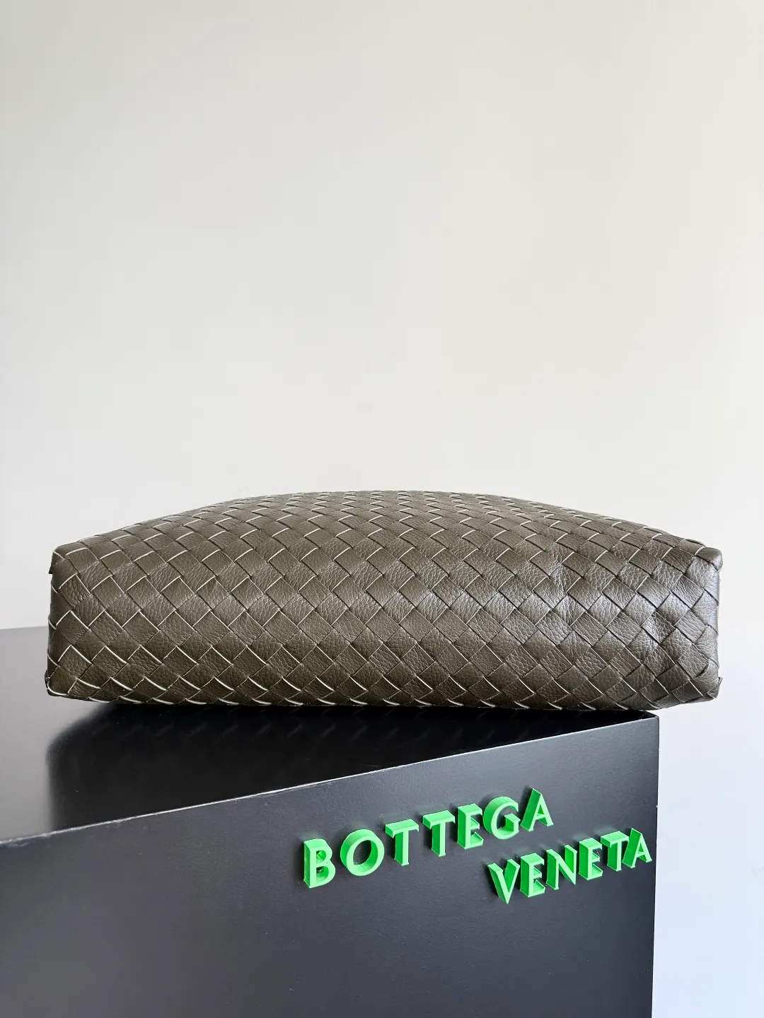 Batch 2800 BOTTEGA VENETA's new Traveler deerskin series is here! The travel season is coming soon, and I believe you must need a large-capacity and simple bag. This new Traveler is very in line with the current travel craze. The whole bag is designed with deerskin and is made of the highest quality leather. It feels tougher to the touch. The super large capacity is suitable for short trips. Traveling with friends and family does not require carrying heavy luggage. It is also very convenient for friends who often travel for work. You can carry two changes of clothes and a computer with you. It also comes with an adjustable shoulder strap to free your hands. Style number: 806974 Size: 44*33*9cm